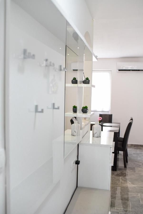 Apartma Biserka *